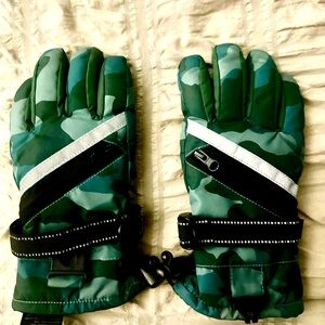 All in motion gloves brand size 4-7 kids. Never worn!